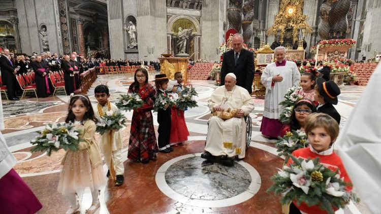 2022.12.24 Papa Gramcisko Wakati wa Misa ya Kesha la Noeli mjini Vatican 