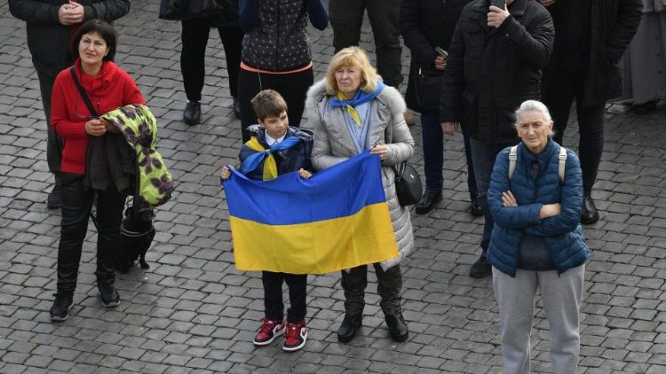 Una bandiera ucraina in piazza San Pietro