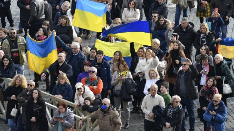 Des Ukrainiens Place Saint-Pierre pour la prière de l'Angélus, le 26 décembre 2022