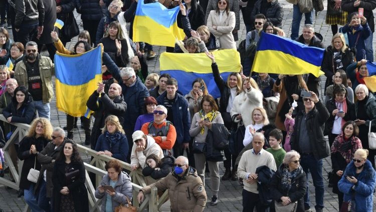 Украінскія вернікі падчас малітвы Анёл Панскі на плошчы святога Пятра. 26 снежня 2022 года