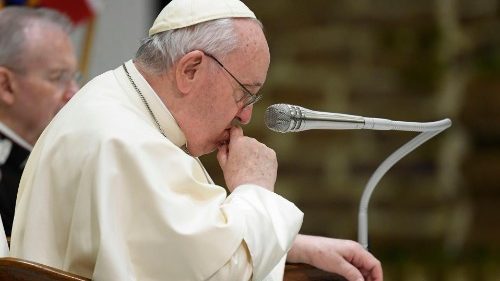 Papež Frančišek pozval k molitvi za Benedikta XVI.: je zelo bolan