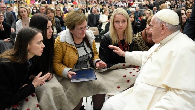 Krewne pojmanych ?o?nierzy wr?czaj? Papie?owi symboliczny dar, 28.12.'22 r.
