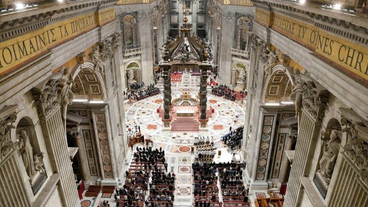 Lungo la navata destra della Basilica di San Pietro si inaugura un accesso nuovo che consentirà meno file per chi vuole sostare in preghiera 