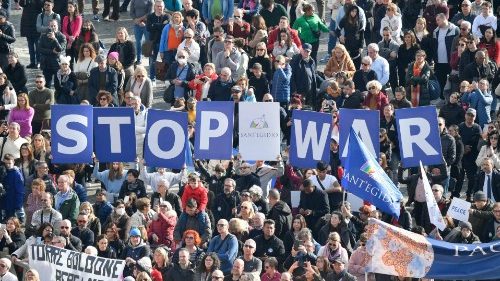 Il Papa: "No alla guerra, no al riarmo. Intollerabile il conflitto in Ucraina"