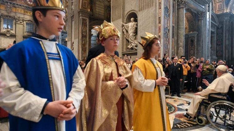 Alcuni bambini che rappresentano i Magi