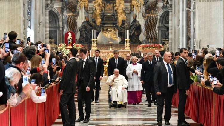 Francesco tra i fedeli
