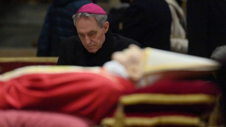 Erzbischof Georg Gänswein im Petersdom beim aufgebahrten Benedikt XVI.