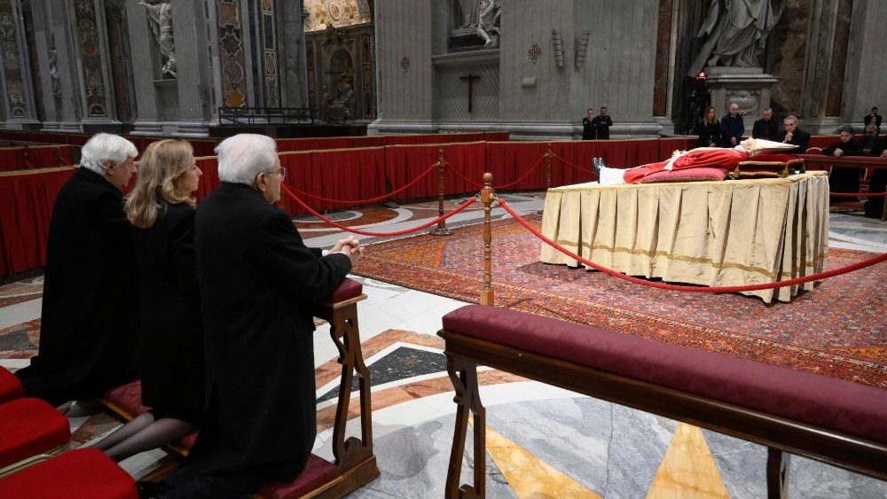 Le prsident italien Sergio Mattarella se recueille devant la dpouille