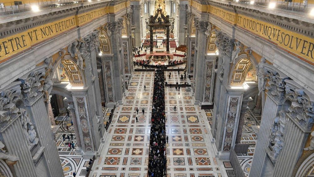 La file s'tire le long de la nef centrale de la Basilique 