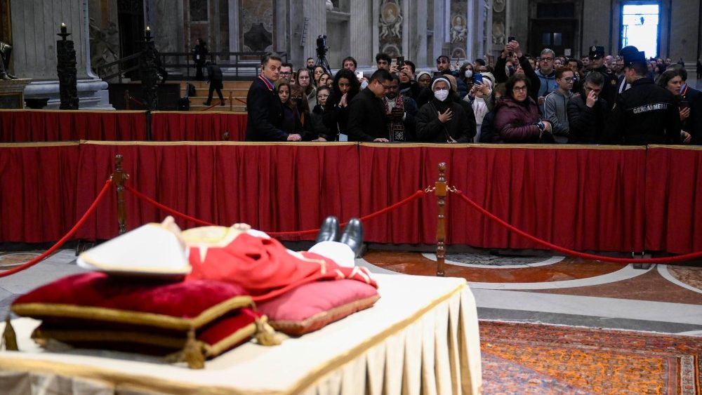 La dpouille de Beno?t XVI expose dans la Basilique Saint-Pierre, lundi 2 janvier 2023
