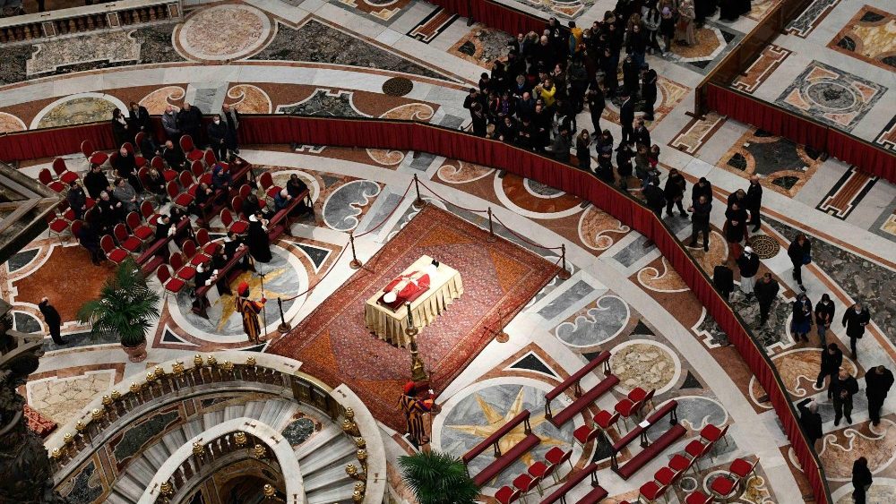 La dpouille de Beno?t XVI expose dans la Basilique Saint-Pierre, lundi 2 janvier 2023