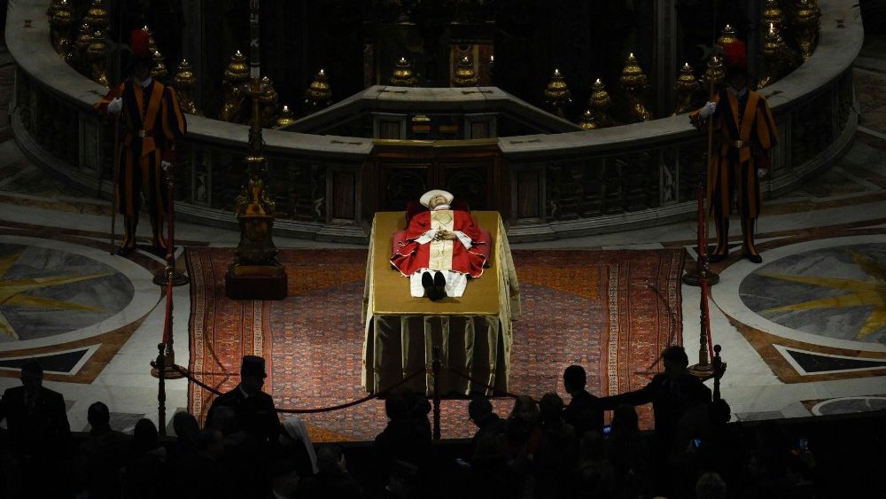 La dpouille de Beno?t XVI expose dans la Basilique Saint-Pierre, lundi 2 janvier 2023