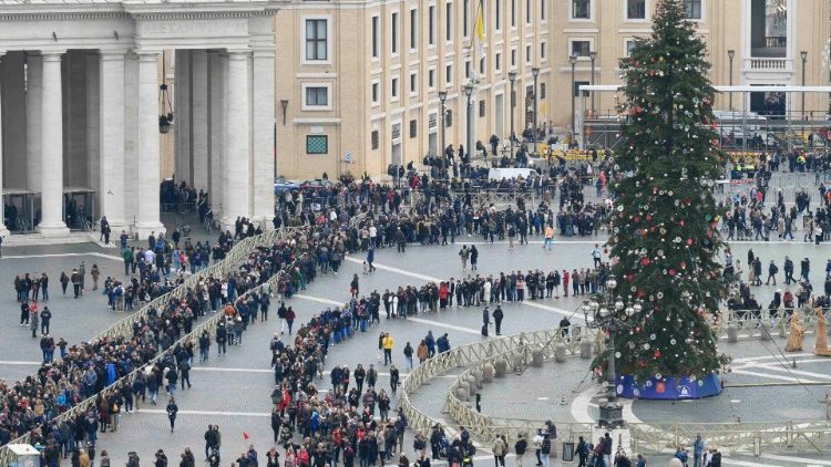 Žmonių, atėjusių atsisveikinti su popiežiumi emeritu, eilė Šv. Petro aikštėje