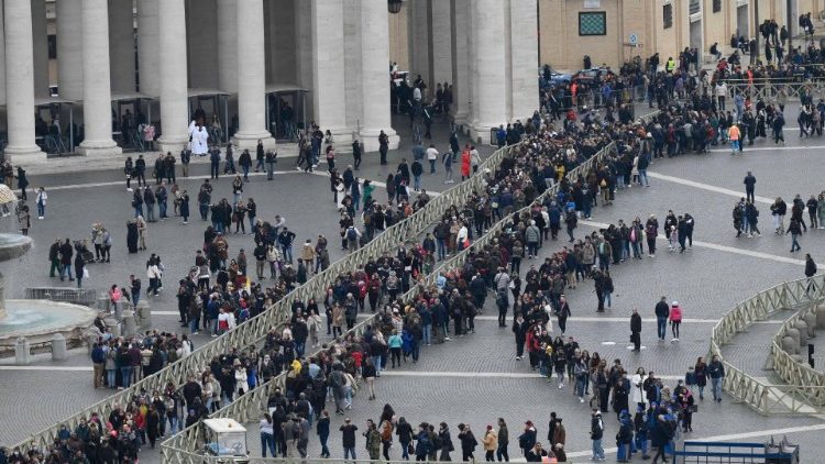 Auf dem Petersplatz bildeten sich bereits am Montag lange Schlangen