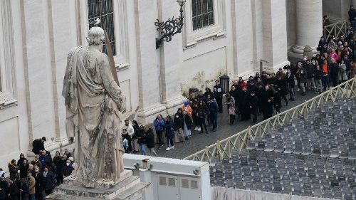 Da Roma e da tutto il mondo per l'ultimo saluto al Papa emerito, "padre e guida"