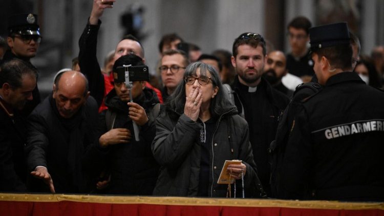 Fieles ante el cuerpo de Benedicto XVI