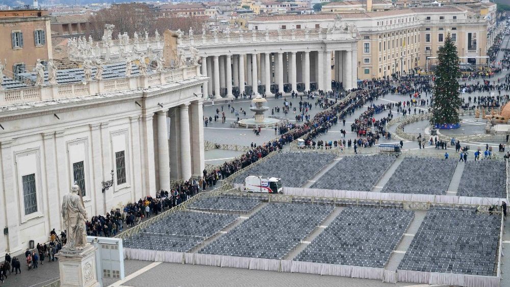 La Place Saint-Pierre fourmille de plerins venus rendre hommage au Souverain pontife dfunt, lundi 2 janvier 2023