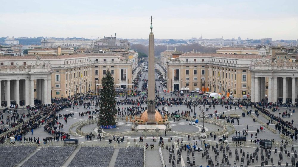 La Place Saint-Pierre fourmille de plerins venus rendre hommage au Souverain pontife dfunt, lundi 2 janvier 2023