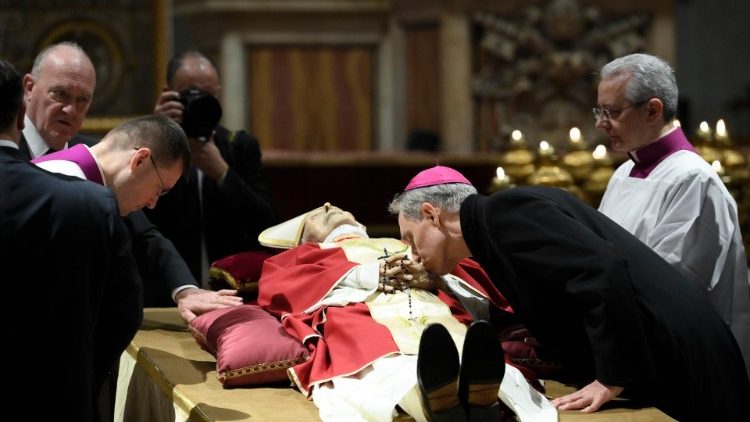 Il saluto del segretario personale Gänswein al feretro del Papa emerito