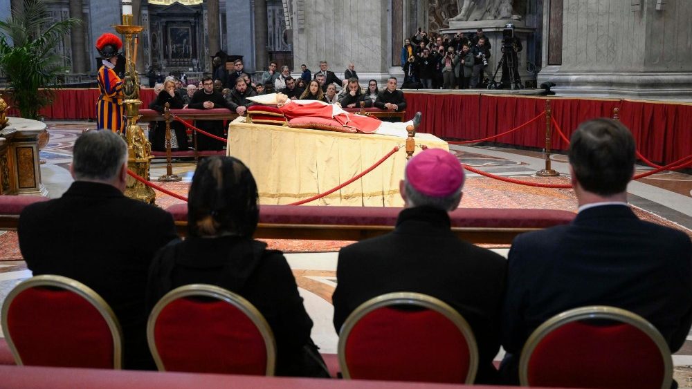 Les fidles rendent un dernier hommage  Beno?t XVI - Basilique Saint-Pierre, mardi 3 janvier 2022