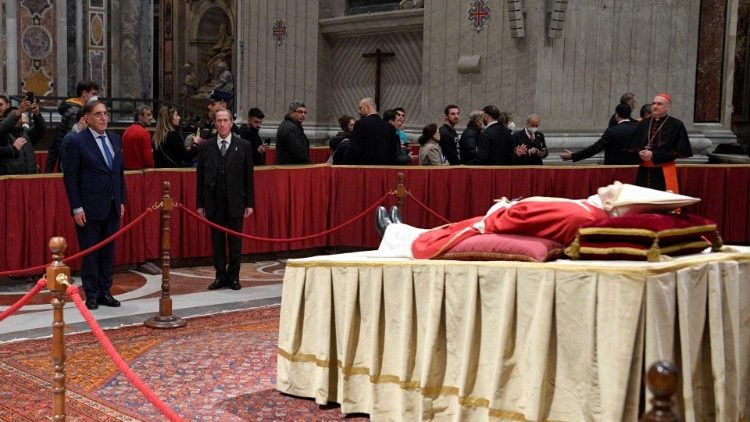 XVI. Benedek földi maradványait közszemlére helyezték a Szent Péter-bazilikában