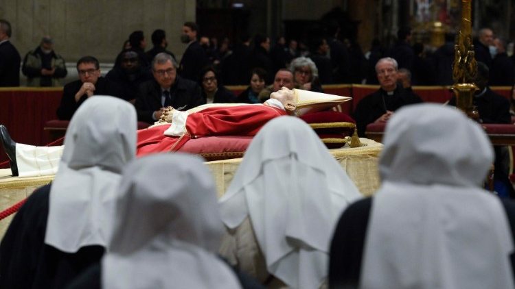 Homenagem dos fiis ao Papa Emrito Bento XVI