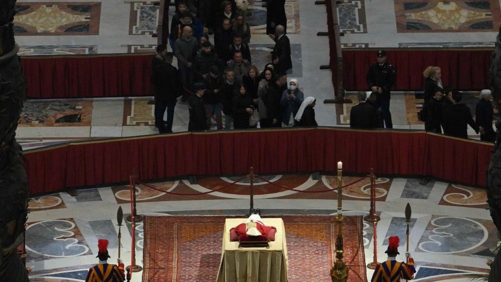Les fidles rendent un dernier hommage  Beno?t XVI - Basilique Saint-Pierre, mardi 3 janvier 2022
