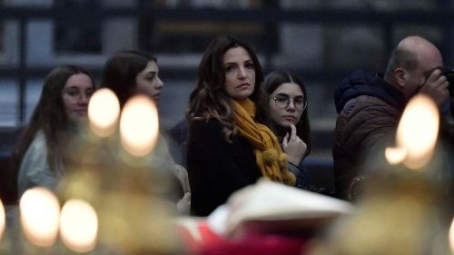 Plus de 100 000 personnes se sont déjà recueillies devant Benoît XVI