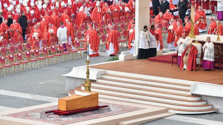 La bara di Benedetto XVI