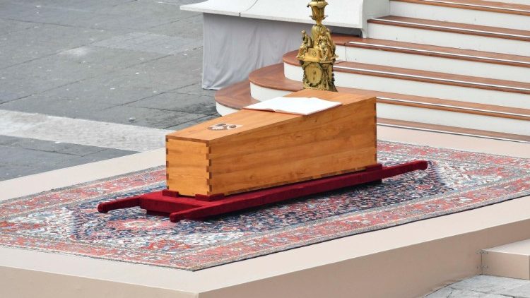 Baba Mtakatifu Francisko tarehe 5 Januari 2023, ameongoza Ibada ya Misa Takatifu kwa ajili ya mazishi ya Baba Mtakatifu Mstaafu Benedikto XVI kwenye Uwanja wa Kanisa kuu la Mtakatifu Petro mjini Vatican.