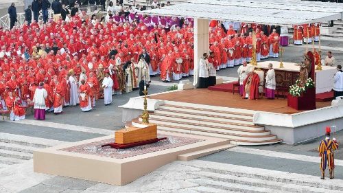 El adiós a Benedicto XVI. El Papa: Padre, en tus manos encomendamos su espíritu