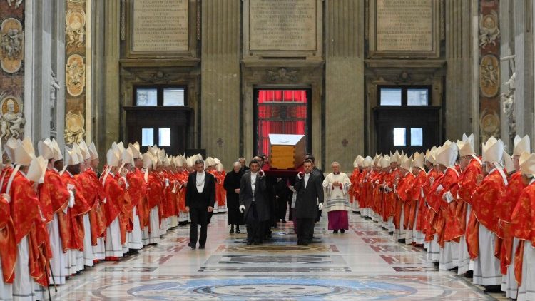 Biskupi i kardynałowie żegnają papieża Benedykta XVI, Bazylika św. Piotra 5 stycznia 2023 r.