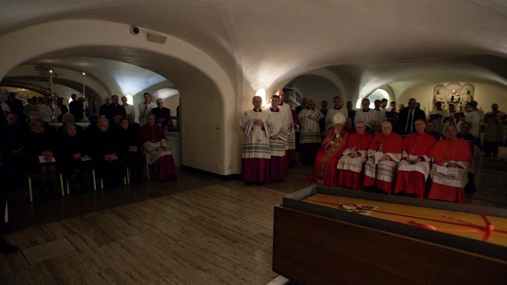 Inhumation du Pape mrite Beno?t XVI, le 5 janvier 2023, sous la crypte de la basilique Saint-Pierre.