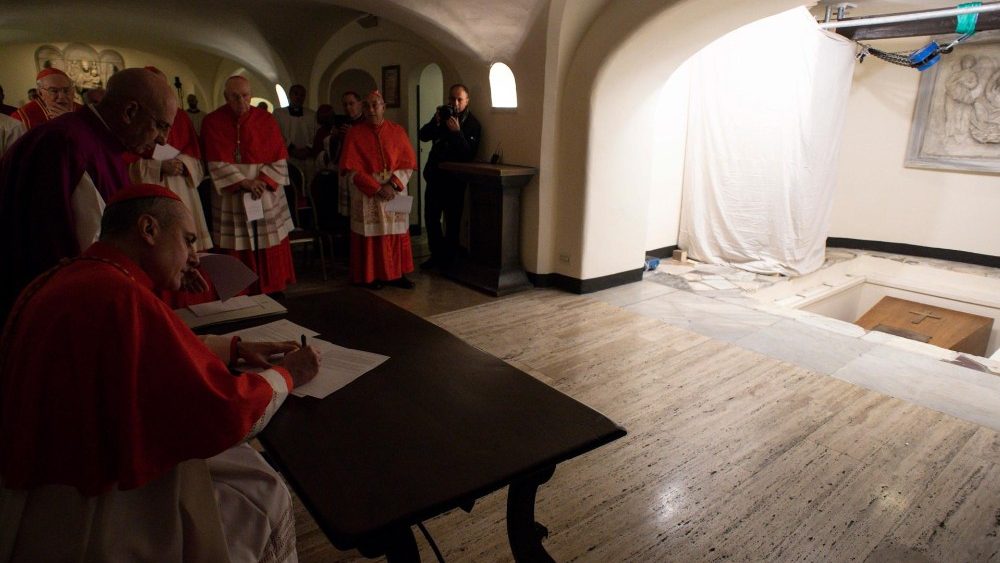 Inhumation du Pape mrite Beno?t XVI, le 5 janvier 2023, sous la crypte de la basilique Saint-Pierre.