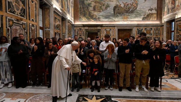 Les membres du Service missionnaire des jeunes re?us par le Pape Fran?ois, en salle Clmentine du Palais apostolique, le 7 janvier 2023. 