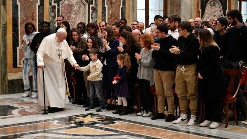 Il Papa: non stancarsi mai di costruire con i giovani lArsenale della Pace