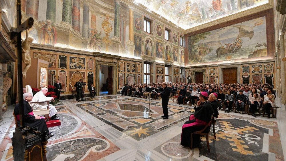 Na Sala Clementina, encontro do Papa com membros do Servi?o Missionrio Juvenil ( SERMIG )