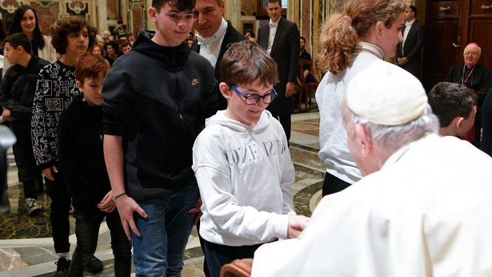 Na Sala Clementina, encontro do Papa com membros do Servi?o Missionrio Juvenil ( SERMIG )