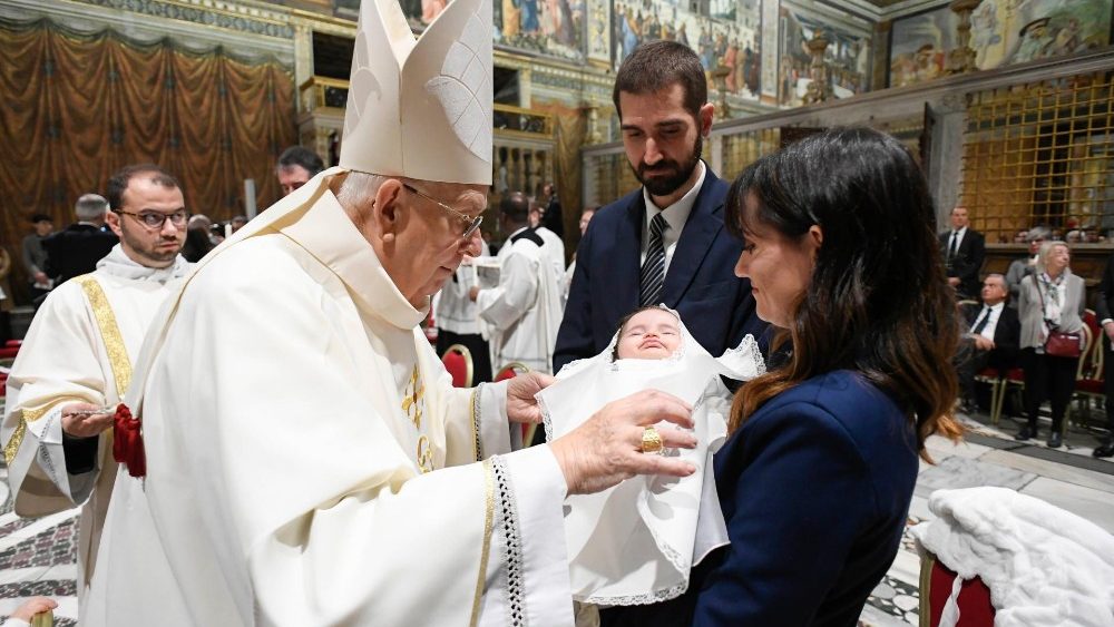 Missa com Batismos na Capela Sistina