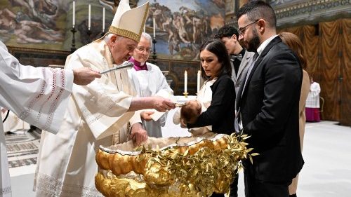 Il Papa battezza 13 bambini: "È come un compleanno. Insegnate loro a pregare"