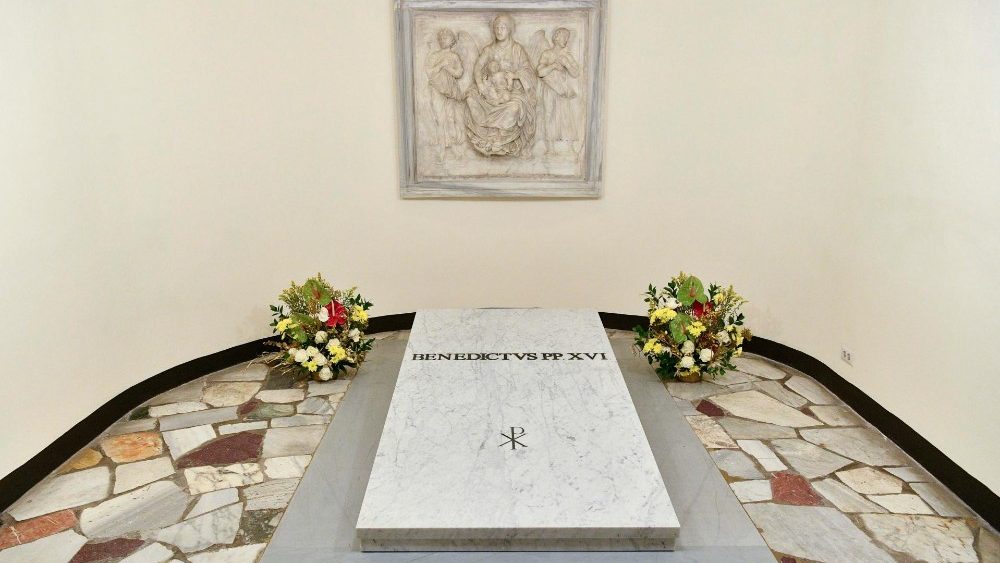 La tomba di Benedetto XVI nelle Grotte vaticane