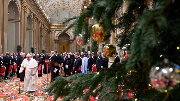 Il Papa con gli ambasciatori presso la Santa Sede