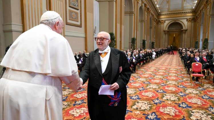 O Decano do Corpo Diplomático é o grego Georges Poulides