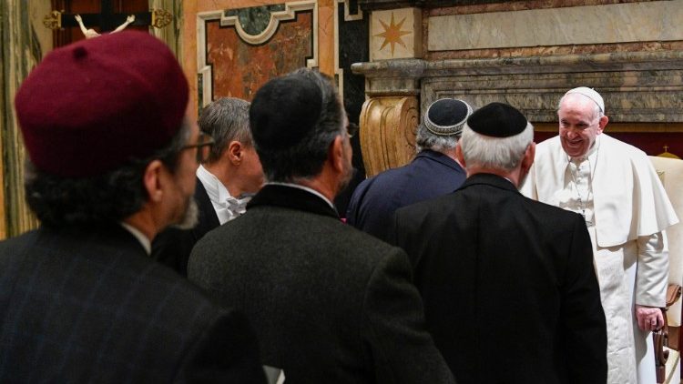 Papa Francesco con i partecipanti all'Incontro "Rome call" promosso dalla Fondazione Renaissance