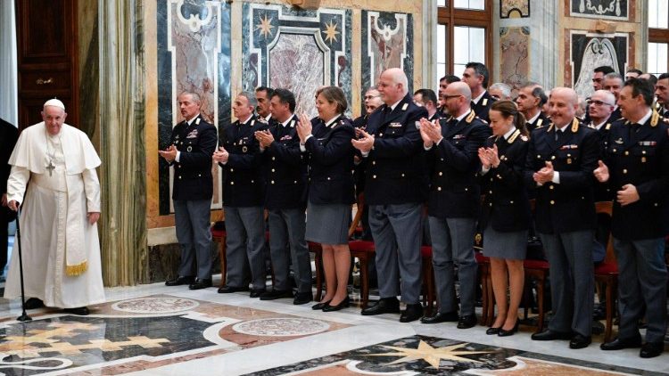 Le Pape rencontre les policiers italiens qui assurent la sécurité aux abords du Vatican