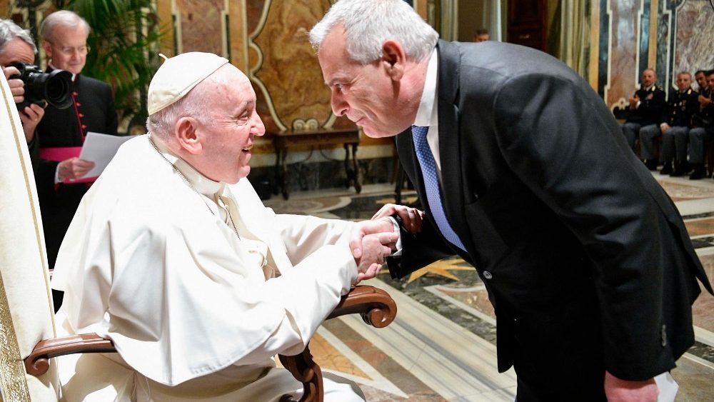 Na Sala Clementina, o encontro com dirigentes e funcionrios da Inspetoria de Seguran?a Pblica do Vaticano