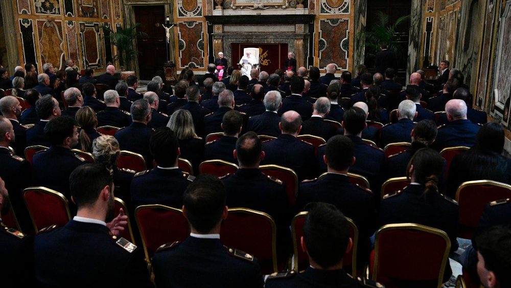 Na Sala Clementina, o encontro com dirigentes e funcionrios da Inspetoria de Seguran?a Pblica do Vaticano