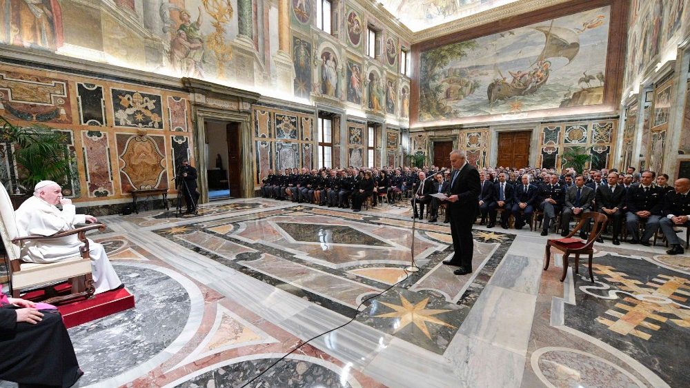 Na Sala Clementina, o encontro com dirigentes e funcionrios da Inspetoria de Seguran?a Pblica do Vaticano