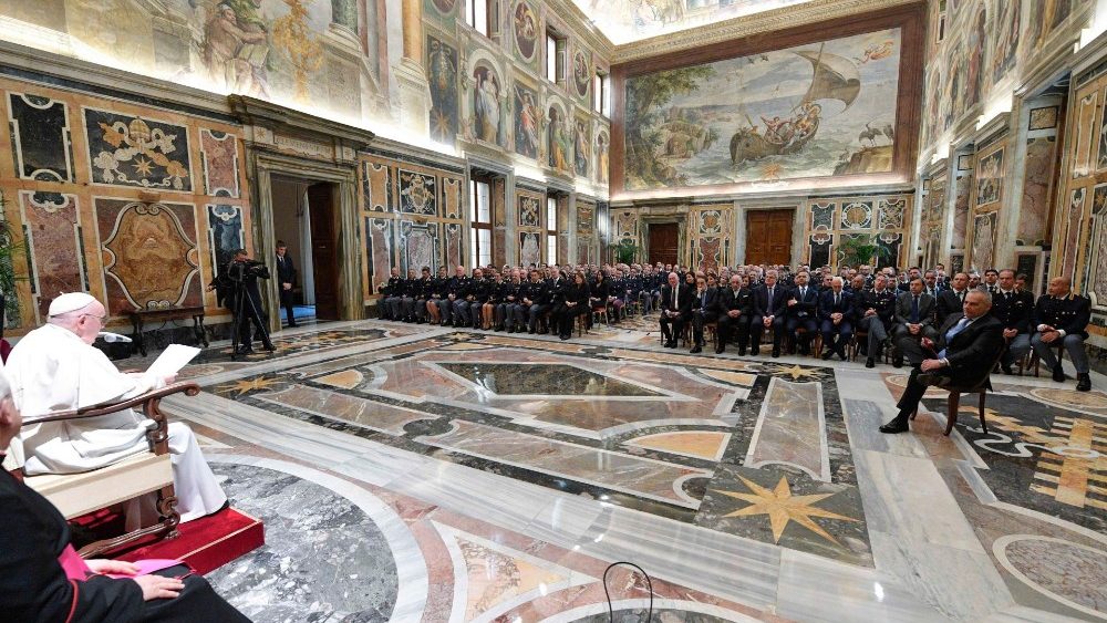 Na Sala Clementina, o encontro com dirigentes e funcionrios da Inspetoria de Seguran?a Pblica do Vaticano