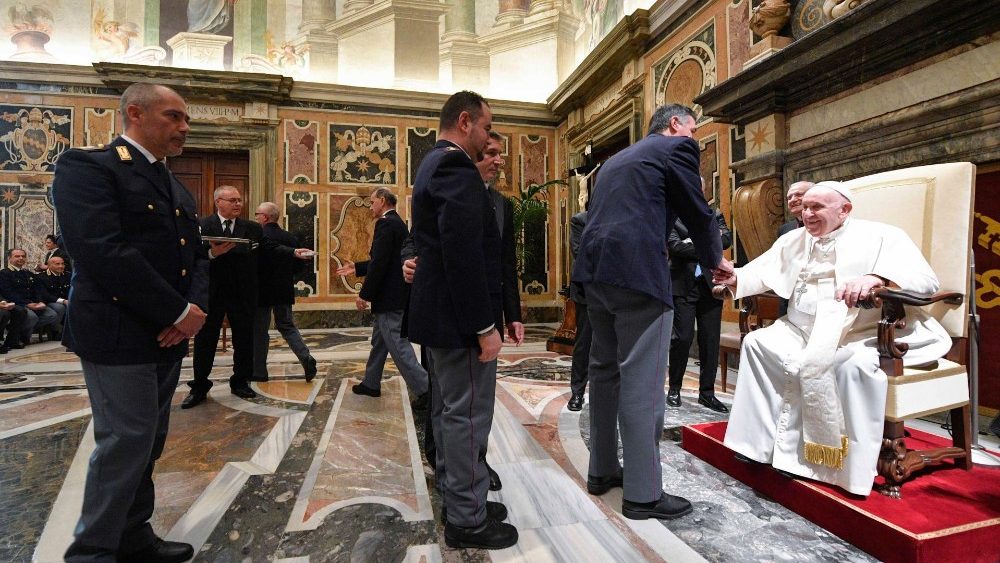 Na Sala Clementina, o encontro com dirigentes e funcionrios da Inspetoria de Seguran?a Pblica do Vaticano